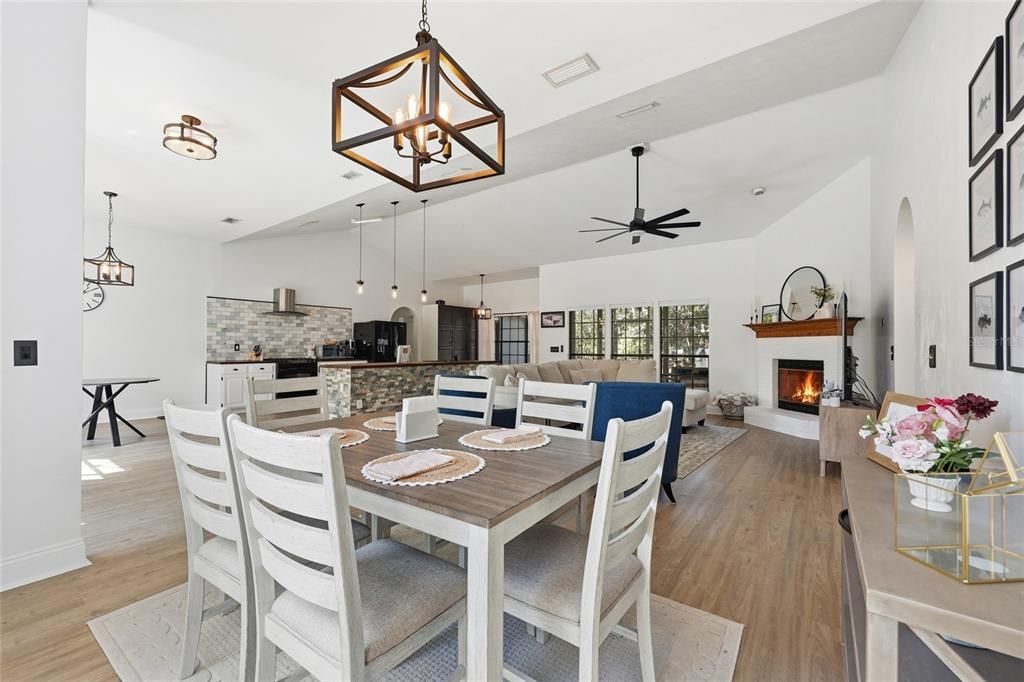 Activo con contrato: $479,000 (4 camas, 2 baños, 2087 Pies cuadrados)