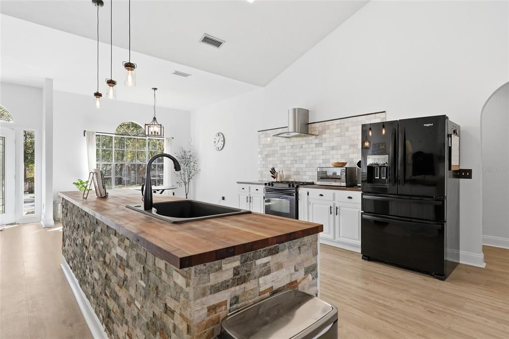 Activo con contrato: $479,000 (4 camas, 2 baños, 2087 Pies cuadrados)