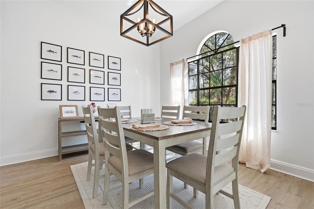 Activo con contrato: $479,000 (4 camas, 2 baños, 2087 Pies cuadrados)