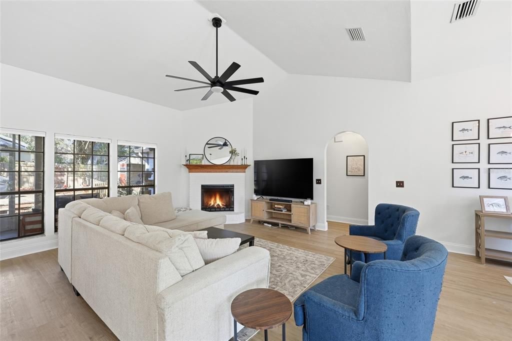 Activo con contrato: $479,000 (4 camas, 2 baños, 2087 Pies cuadrados)