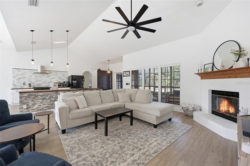 Activo con contrato: $479,000 (4 camas, 2 baños, 2087 Pies cuadrados)