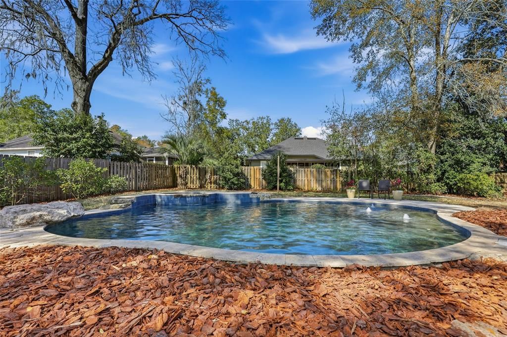 Activo con contrato: $479,000 (4 camas, 2 baños, 2087 Pies cuadrados)