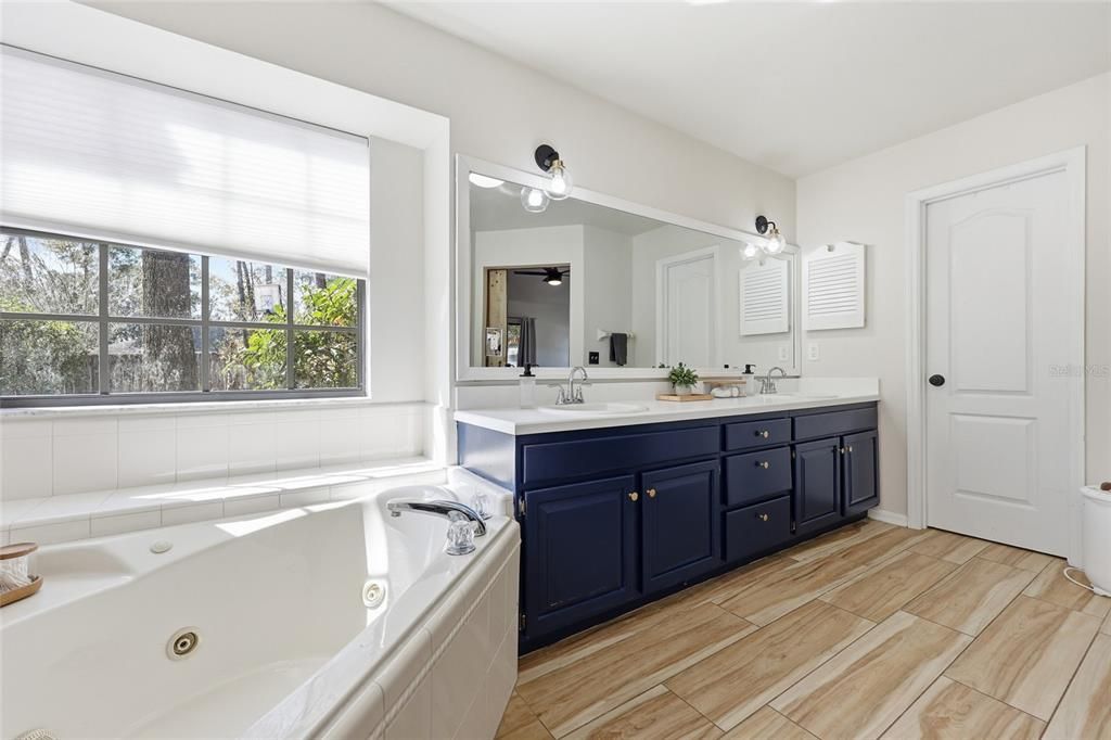 Activo con contrato: $479,000 (4 camas, 2 baños, 2087 Pies cuadrados)