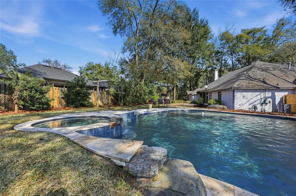 Activo con contrato: $479,000 (4 camas, 2 baños, 2087 Pies cuadrados)