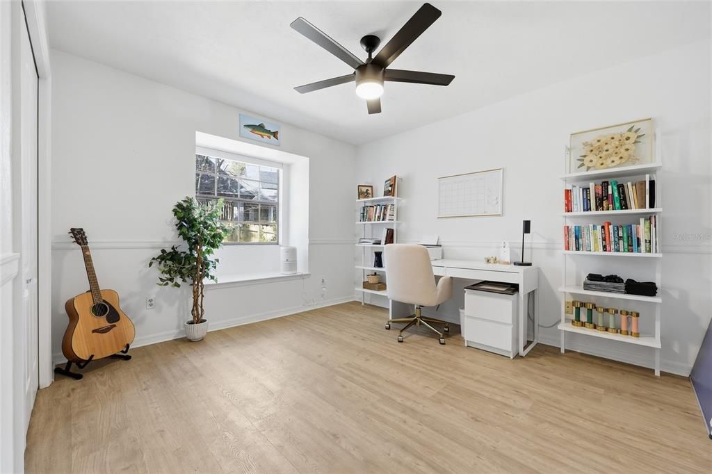 Activo con contrato: $479,000 (4 camas, 2 baños, 2087 Pies cuadrados)