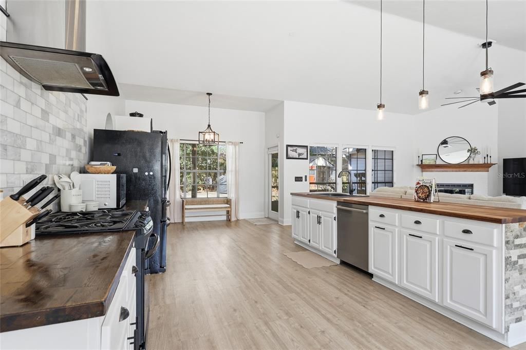 Activo con contrato: $479,000 (4 camas, 2 baños, 2087 Pies cuadrados)