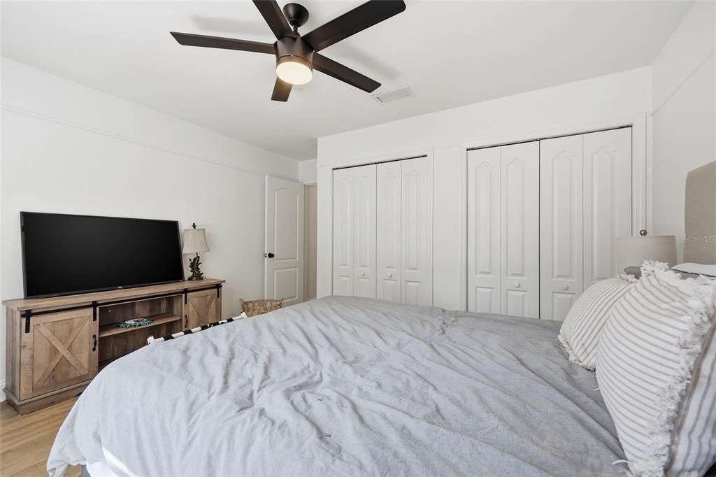 Activo con contrato: $479,000 (4 camas, 2 baños, 2087 Pies cuadrados)