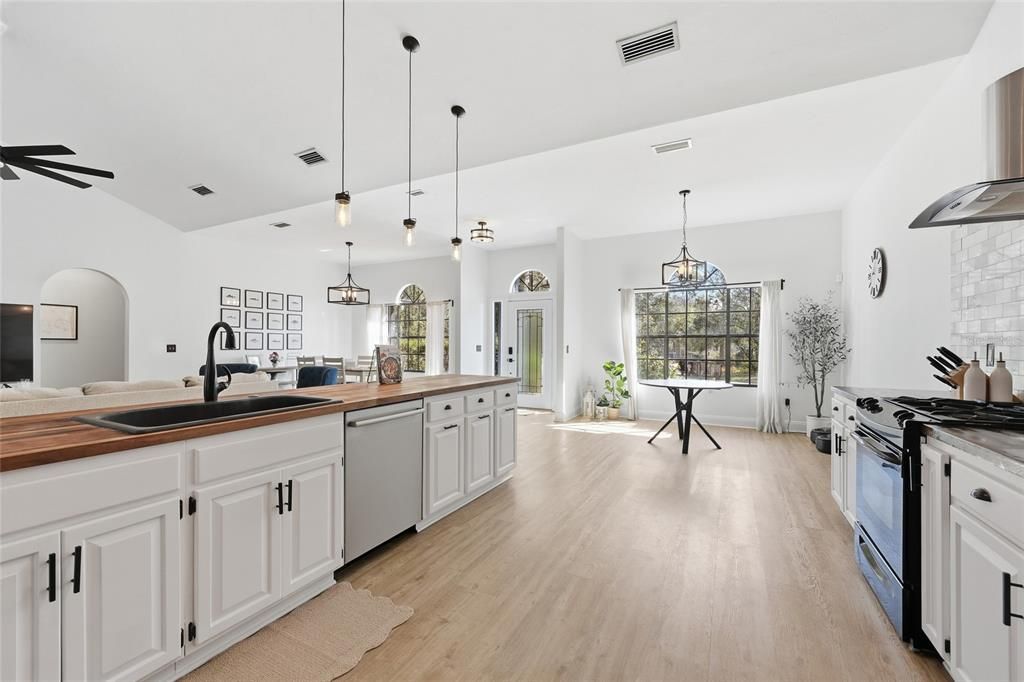 Activo con contrato: $479,000 (4 camas, 2 baños, 2087 Pies cuadrados)