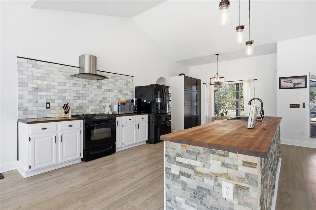 Activo con contrato: $479,000 (4 camas, 2 baños, 2087 Pies cuadrados)