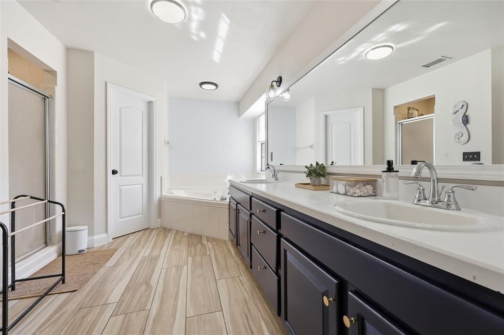 Activo con contrato: $479,000 (4 camas, 2 baños, 2087 Pies cuadrados)