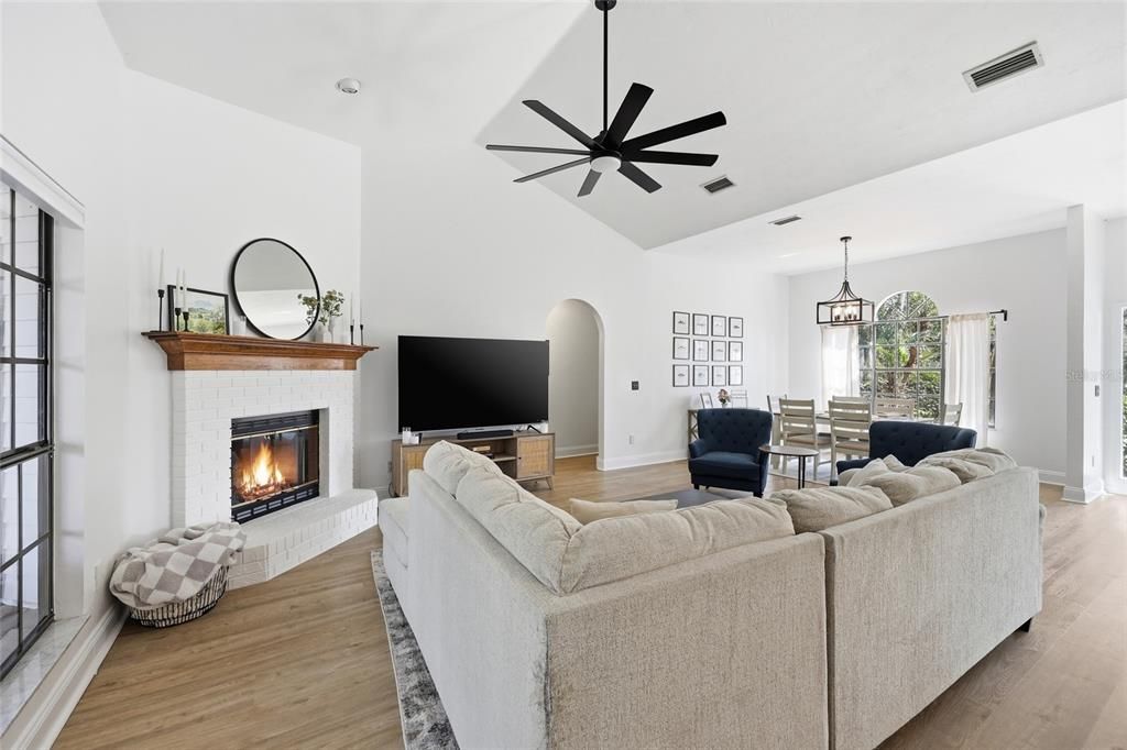 Activo con contrato: $479,000 (4 camas, 2 baños, 2087 Pies cuadrados)