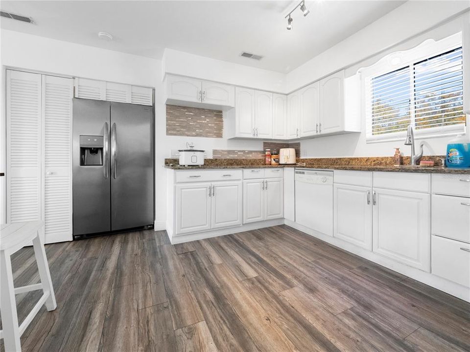 Active With Contract: $195,000 (3 beds, 2 baths, 1437 Square Feet)