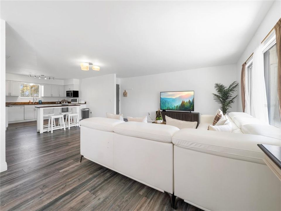 Active With Contract: $195,000 (3 beds, 2 baths, 1437 Square Feet)