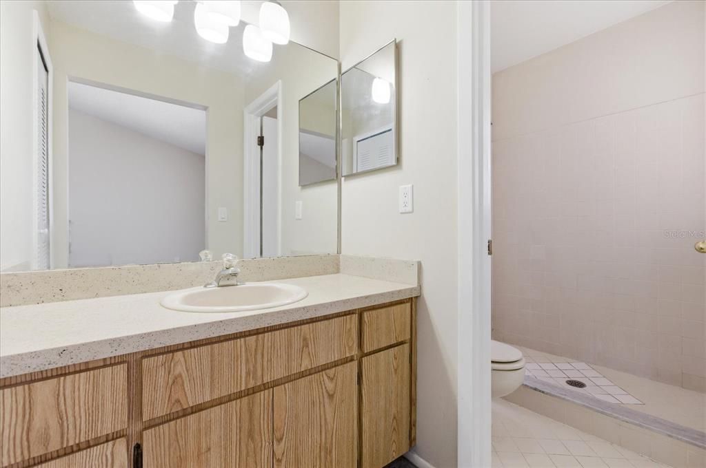 合同活跃: $225,000 (2 贝兹, 2 浴室, 1240 平方英尺)