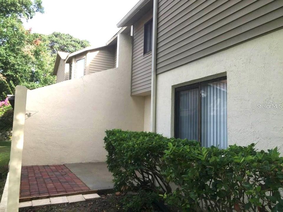 合同活跃: $225,000 (2 贝兹, 2 浴室, 1240 平方英尺)