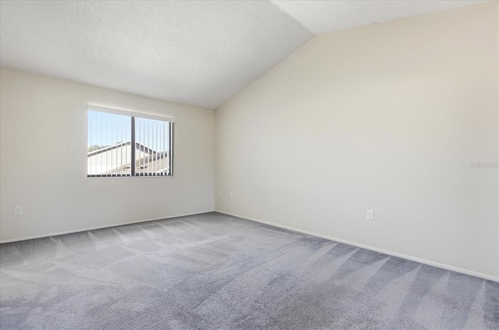 合同活跃: $225,000 (2 贝兹, 2 浴室, 1240 平方英尺)