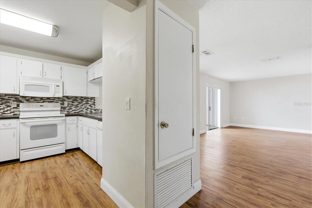 合同活跃: $225,000 (2 贝兹, 2 浴室, 1240 平方英尺)