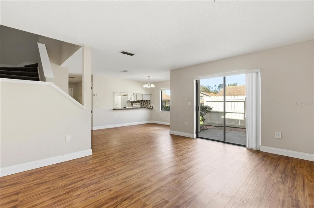 合同活跃: $225,000 (2 贝兹, 2 浴室, 1240 平方英尺)