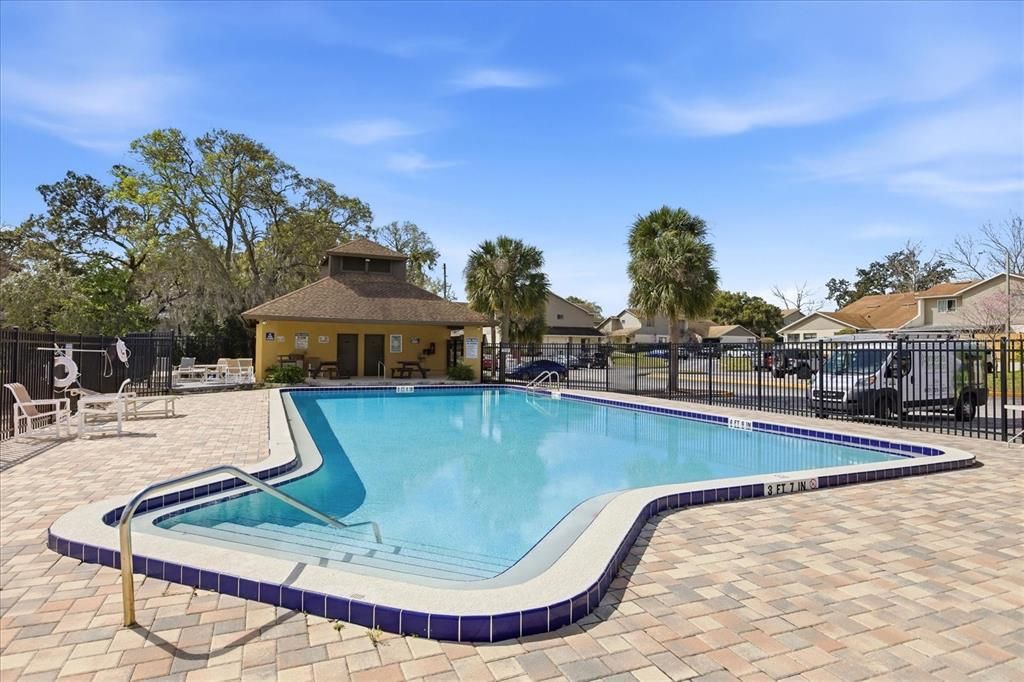 合同活跃: $225,000 (2 贝兹, 2 浴室, 1240 平方英尺)