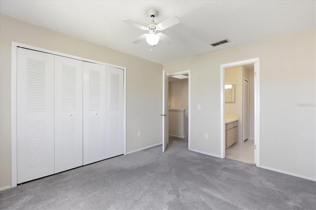 合同活跃: $225,000 (2 贝兹, 2 浴室, 1240 平方英尺)