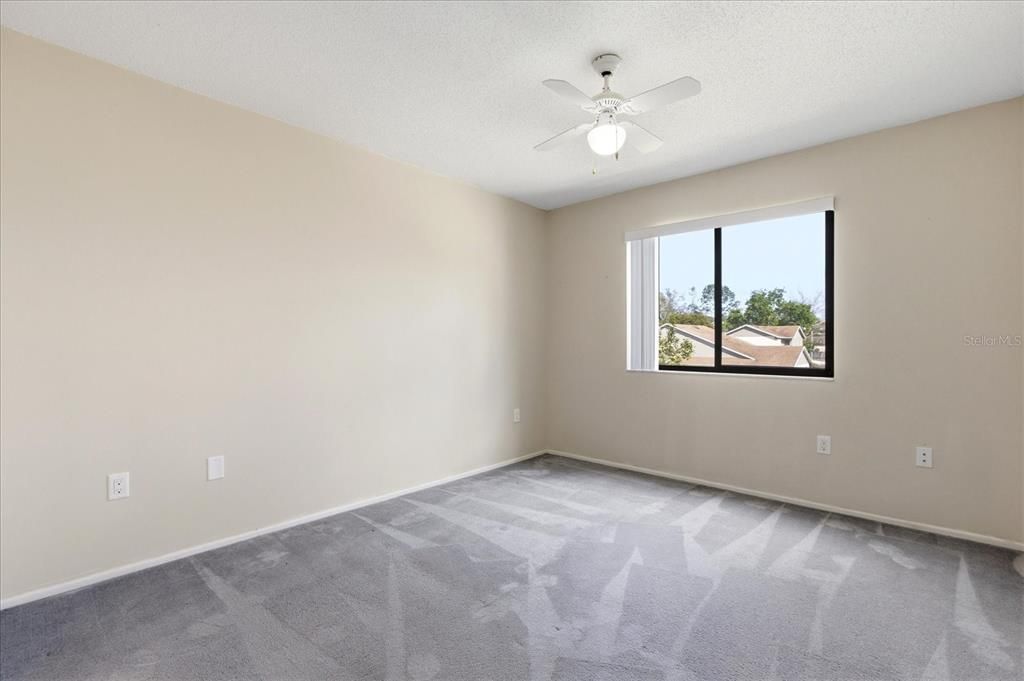 合同活跃: $225,000 (2 贝兹, 2 浴室, 1240 平方英尺)