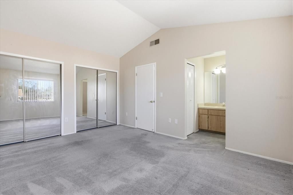 合同活跃: $225,000 (2 贝兹, 2 浴室, 1240 平方英尺)