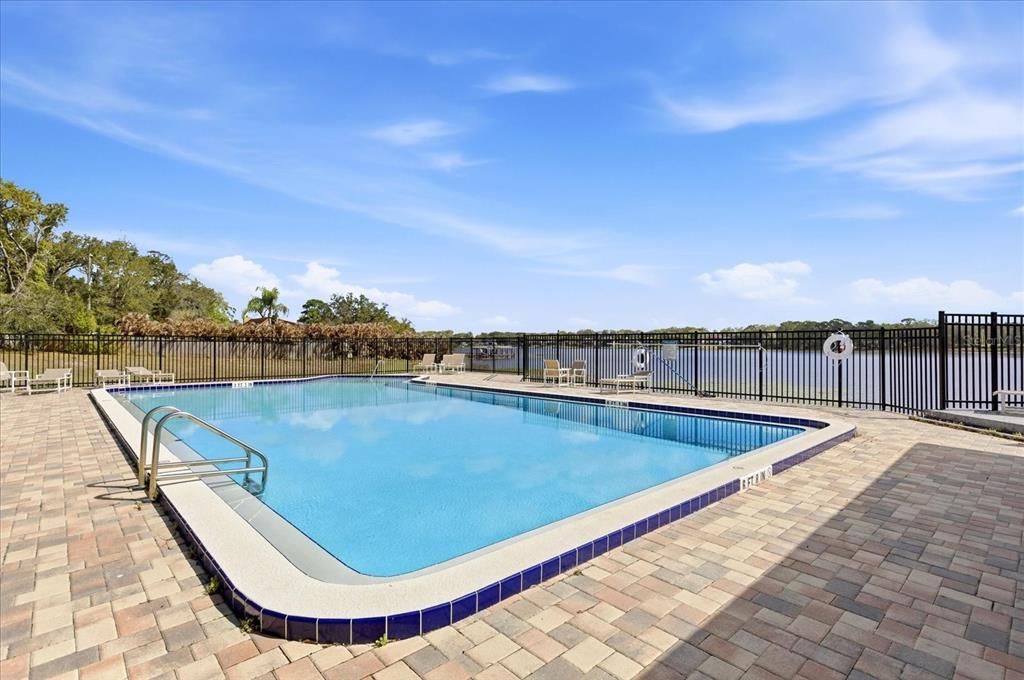 合同活跃: $225,000 (2 贝兹, 2 浴室, 1240 平方英尺)