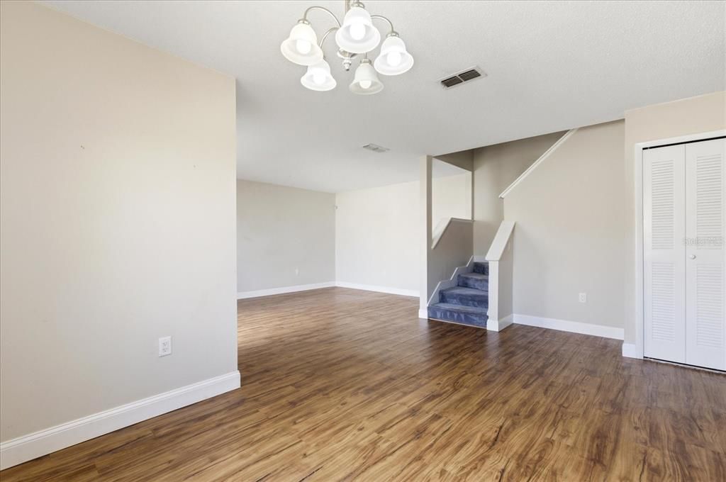 合同活跃: $225,000 (2 贝兹, 2 浴室, 1240 平方英尺)