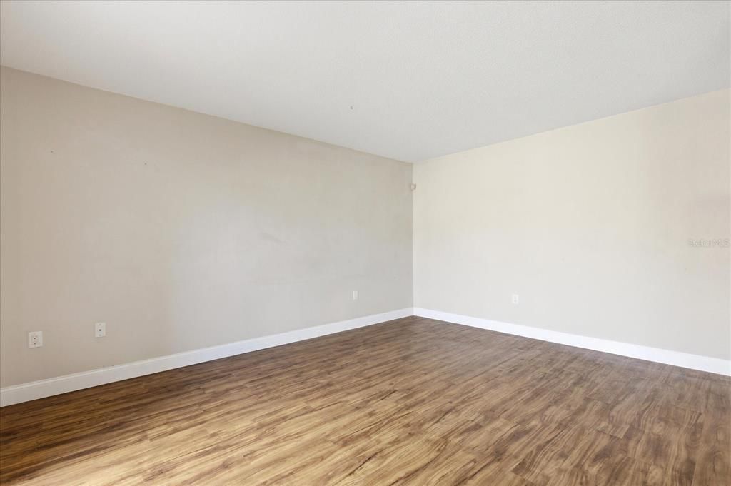 合同活跃: $225,000 (2 贝兹, 2 浴室, 1240 平方英尺)