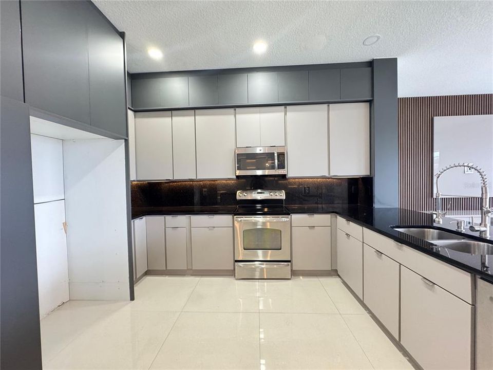 Под контрактом: $639,990 (3 спален, 2 ванн, 2368 Квадратных фут)