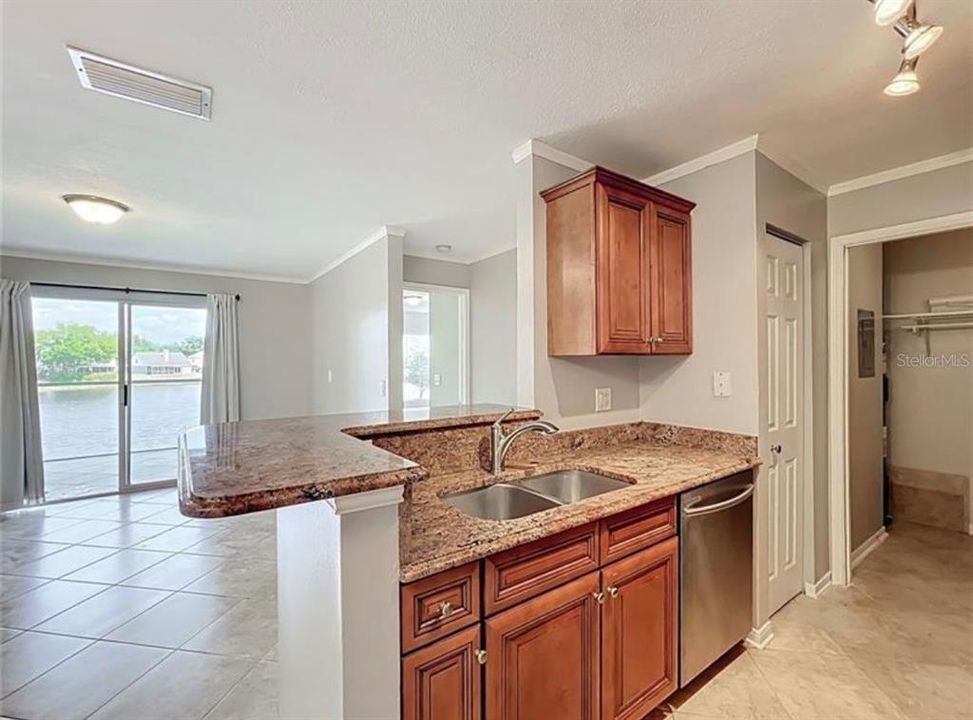 Active With Contract: $163,000 (1 beds, 1 baths, 715 Square Feet)