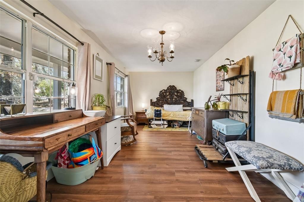 Activo con contrato: $735,000 (3 camas, 3 baños, 2400 Pies cuadrados)