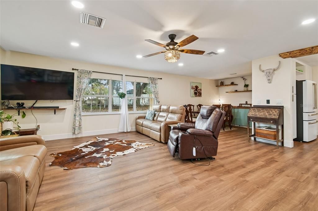 Activo con contrato: $735,000 (3 camas, 3 baños, 2400 Pies cuadrados)