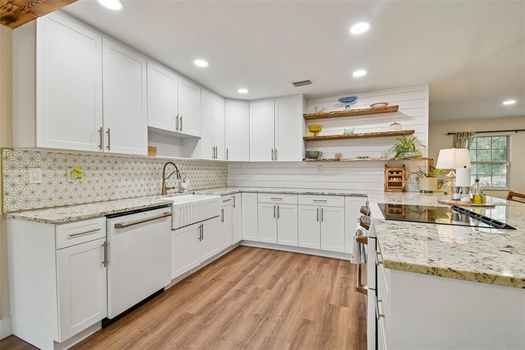 Activo con contrato: $735,000 (3 camas, 3 baños, 2400 Pies cuadrados)