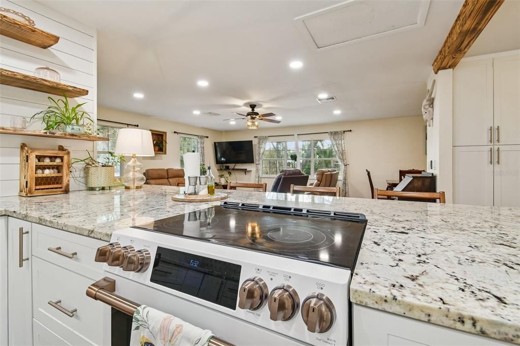 Activo con contrato: $735,000 (3 camas, 3 baños, 2400 Pies cuadrados)