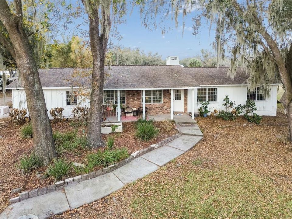 Activo con contrato: $735,000 (3 camas, 3 baños, 2400 Pies cuadrados)