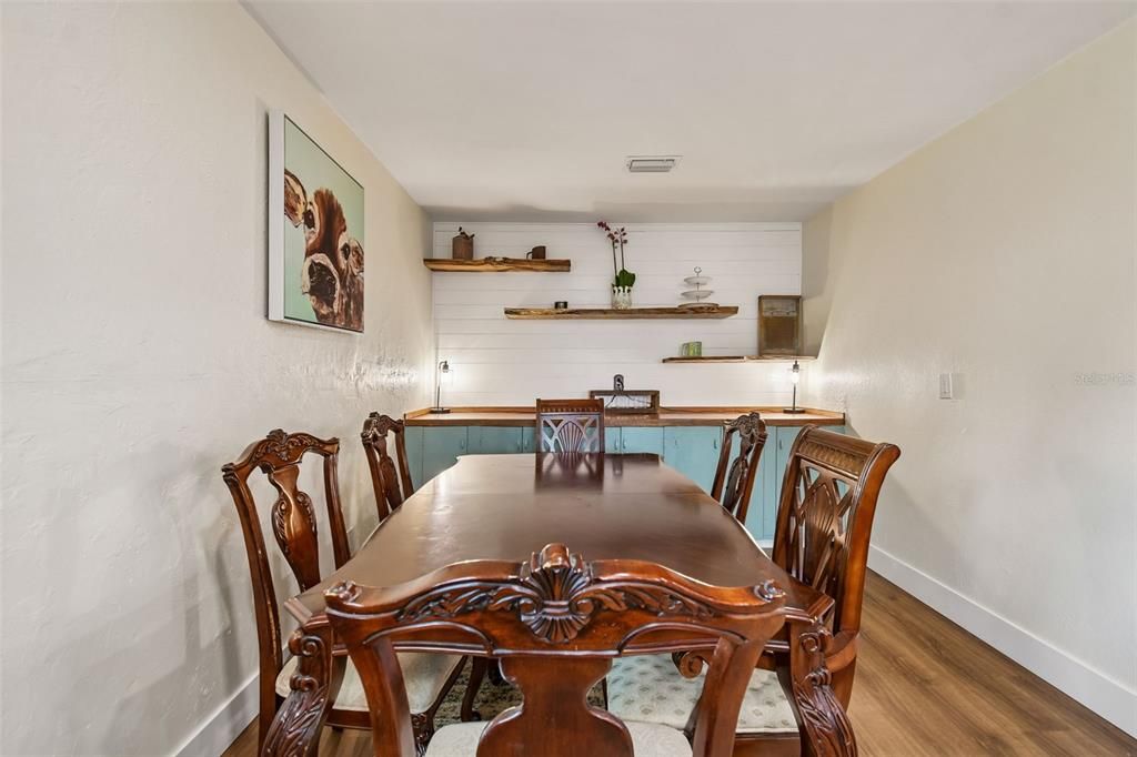 Activo con contrato: $735,000 (3 camas, 3 baños, 2400 Pies cuadrados)