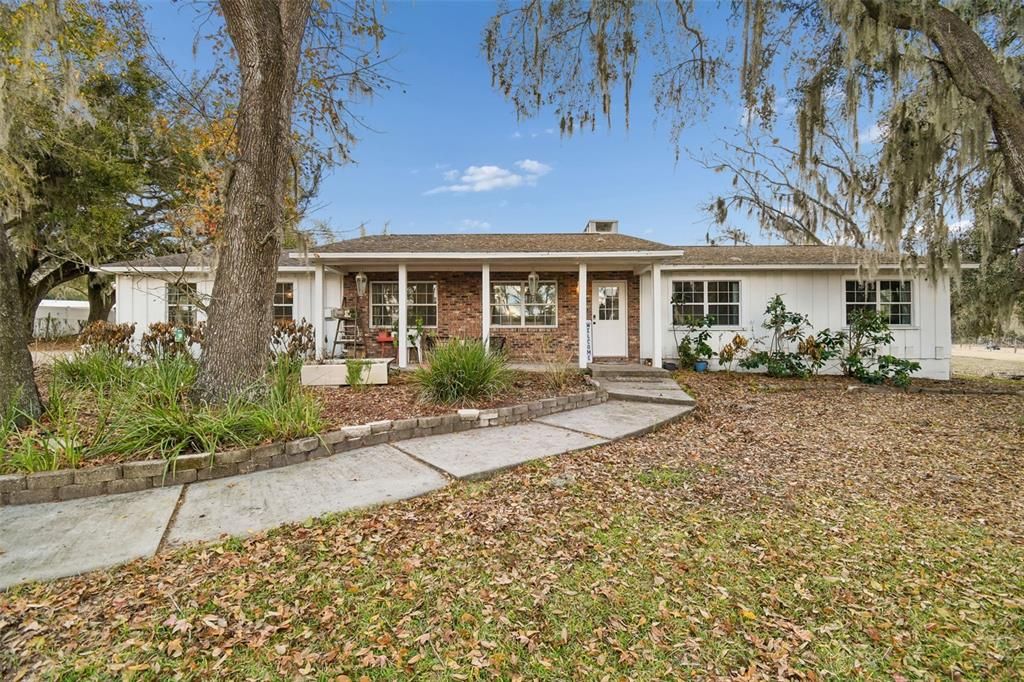 Activo con contrato: $735,000 (3 camas, 3 baños, 2400 Pies cuadrados)