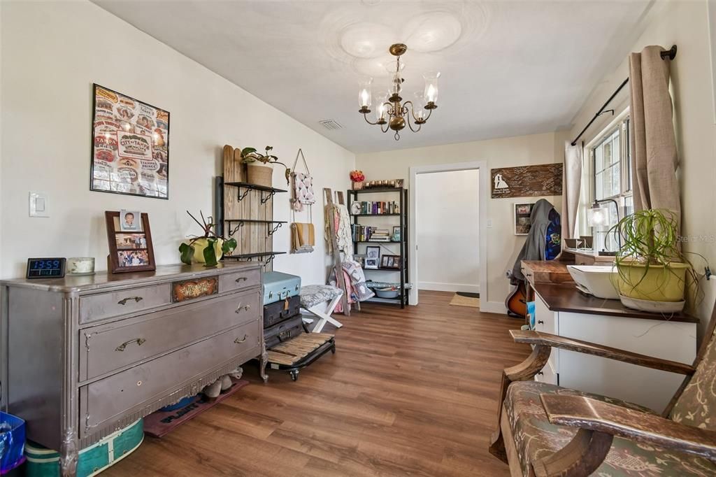 Activo con contrato: $735,000 (3 camas, 3 baños, 2400 Pies cuadrados)