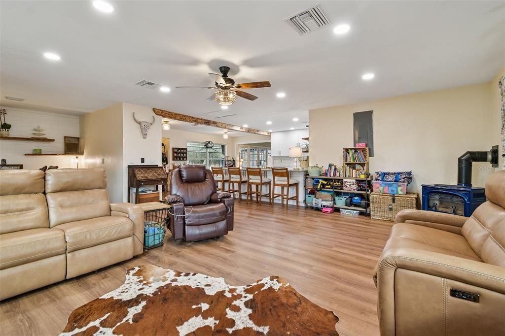 Activo con contrato: $735,000 (3 camas, 3 baños, 2400 Pies cuadrados)