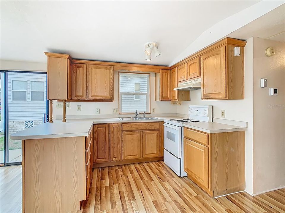 На продажу: $119,000 (2 спален, 2 ванн, 792 Квадратных фут)
