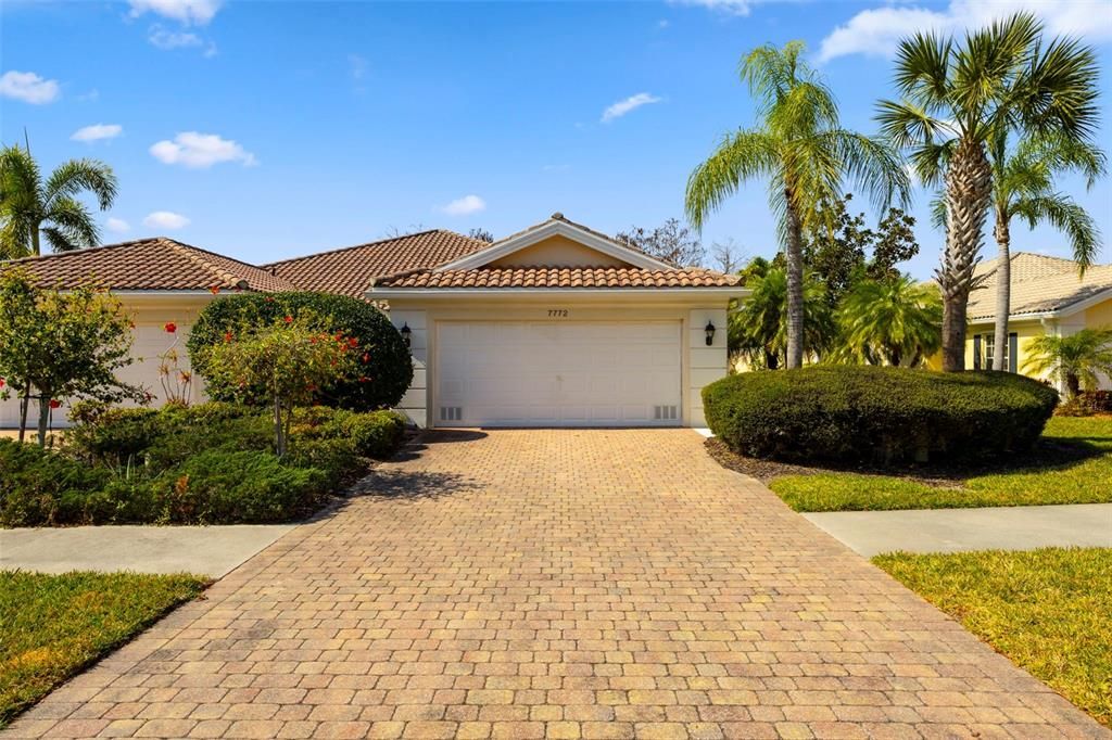 Recently Sold: $400,000 (2 beds, 2 baths, 1693 Square Feet)