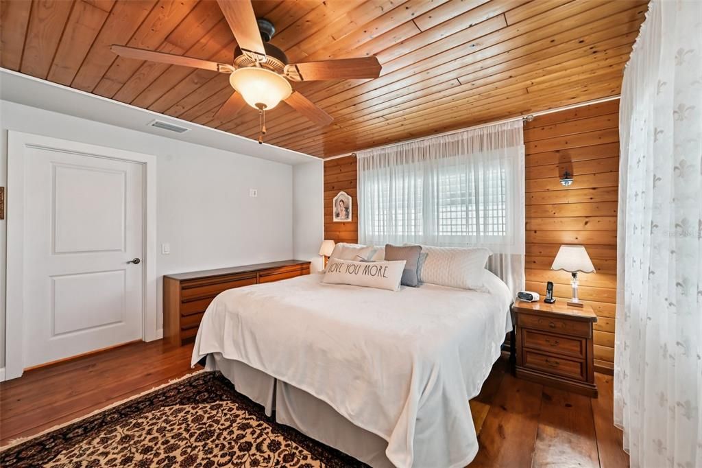 For Sale: $950,000 (2 beds, 3 baths, 1800 Square Feet)