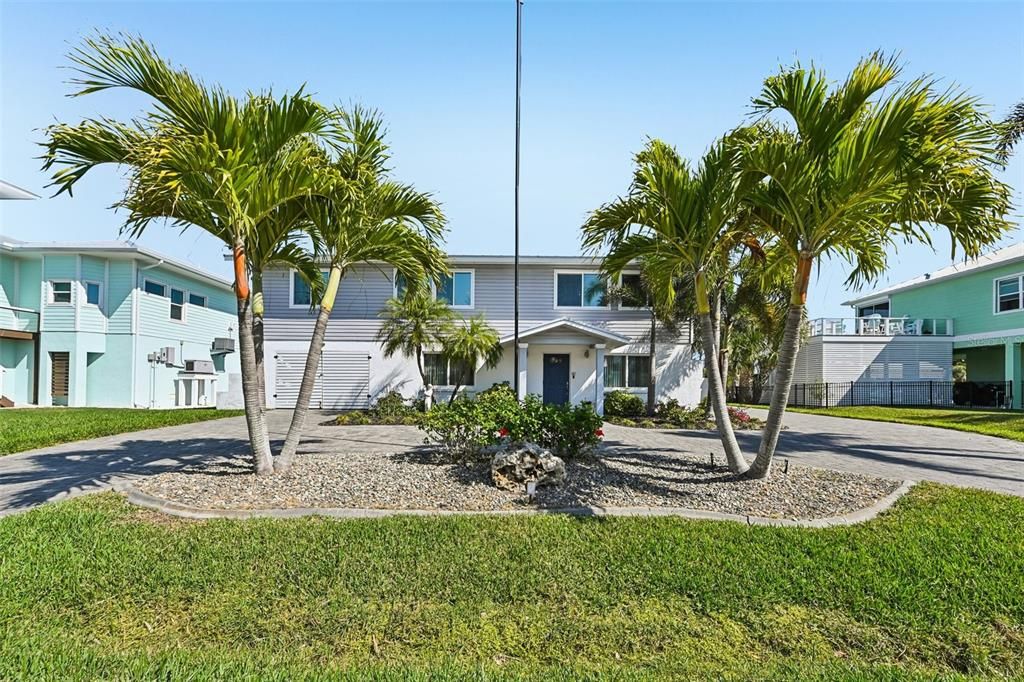 For Sale: $950,000 (2 beds, 3 baths, 1800 Square Feet)