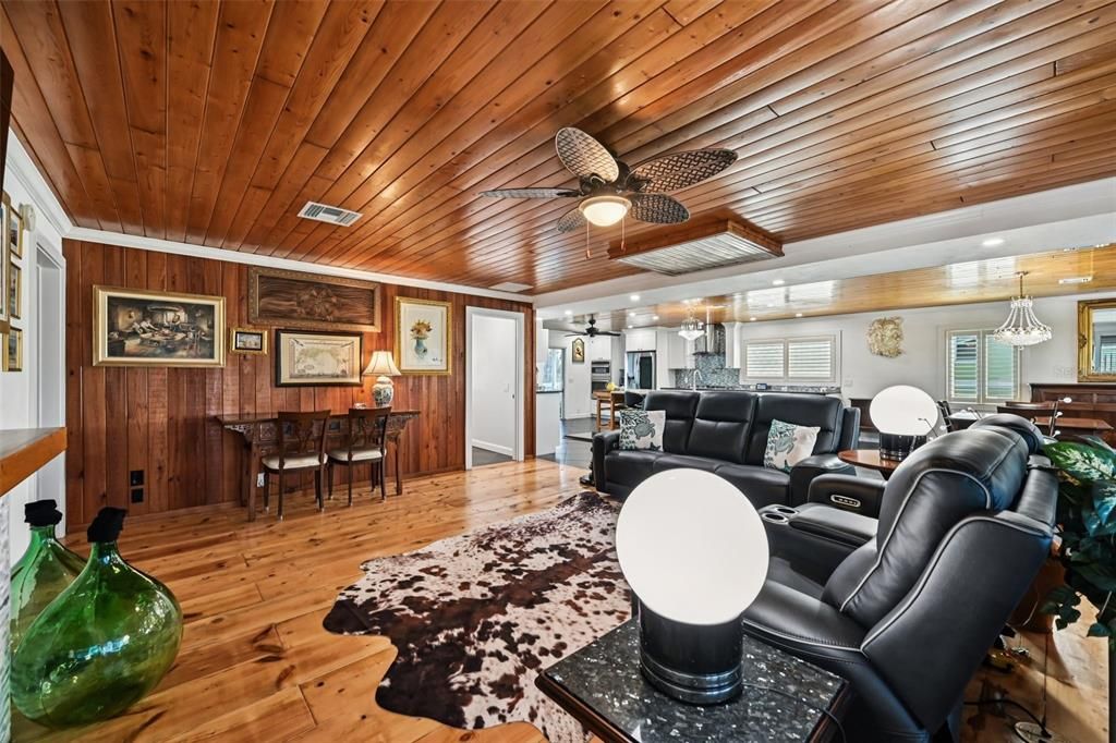 For Sale: $950,000 (2 beds, 3 baths, 1800 Square Feet)