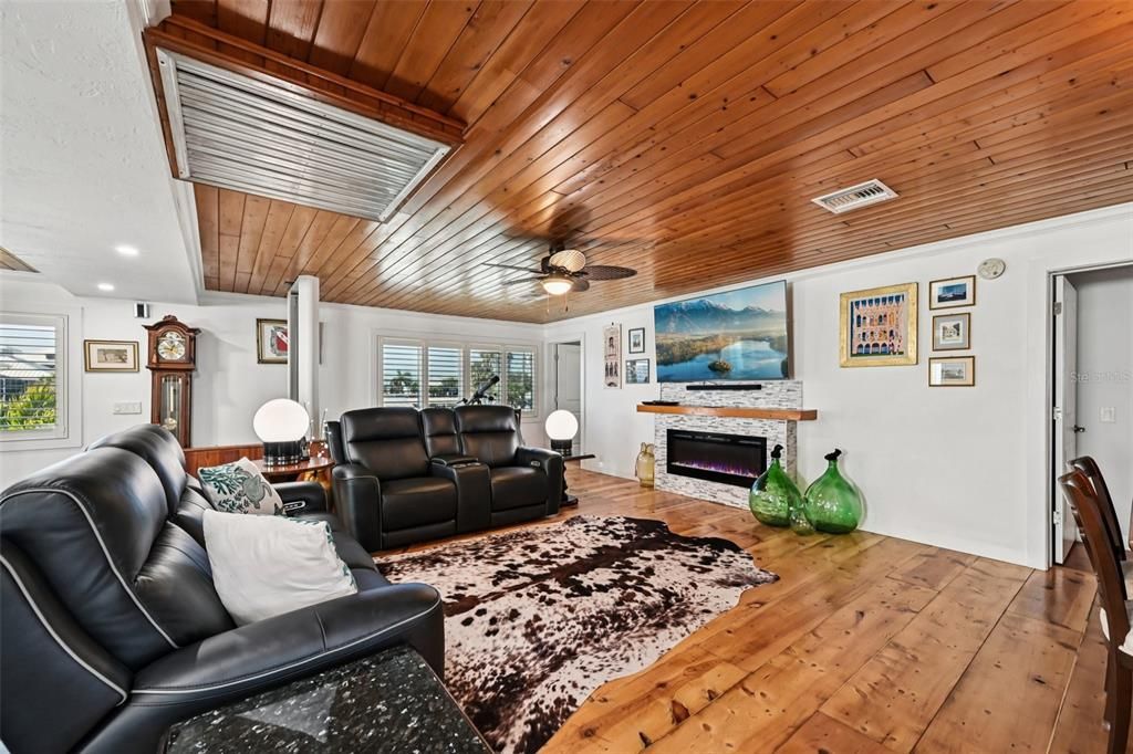 For Sale: $950,000 (2 beds, 3 baths, 1800 Square Feet)