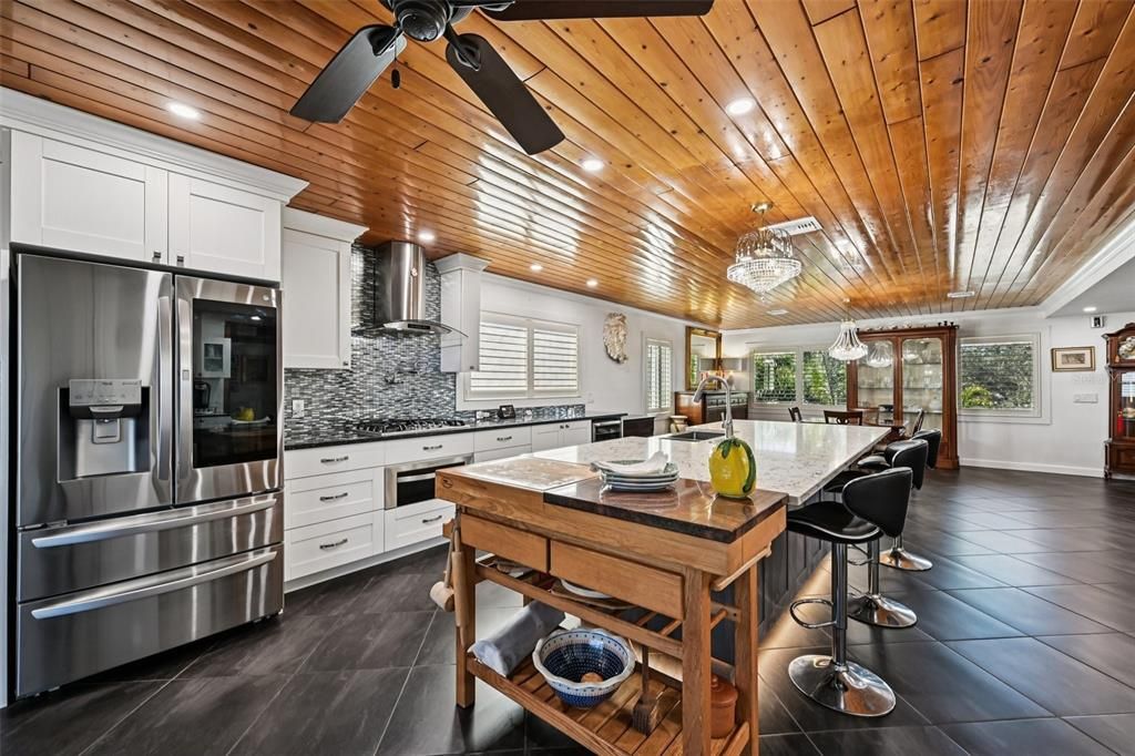 For Sale: $950,000 (2 beds, 3 baths, 1800 Square Feet)