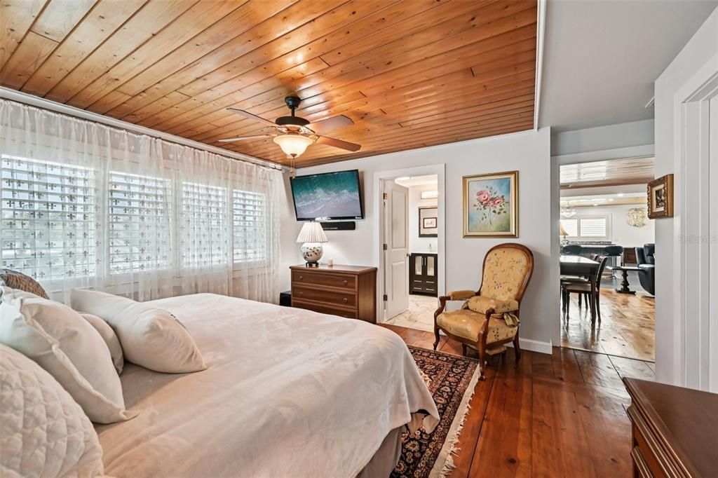 For Sale: $950,000 (2 beds, 3 baths, 1800 Square Feet)