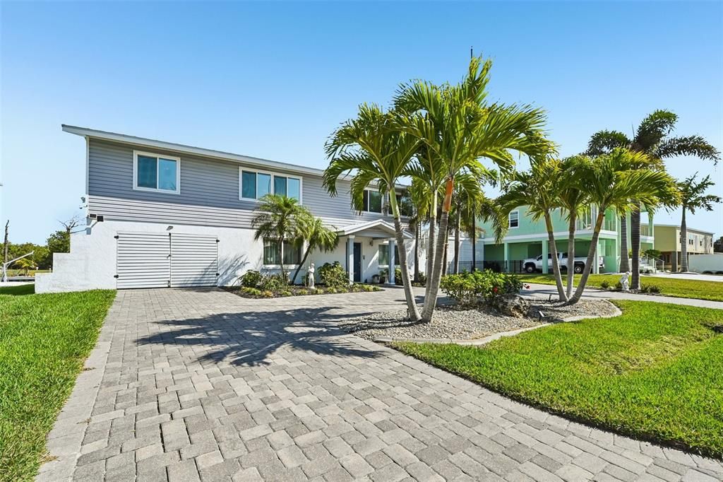 For Sale: $950,000 (2 beds, 3 baths, 1800 Square Feet)