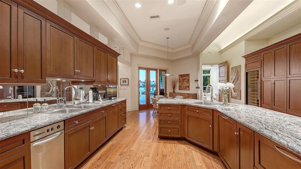 Под контрактом: $4,975,000 (3 спален, 3 ванн, 4070 Квадратных фут)